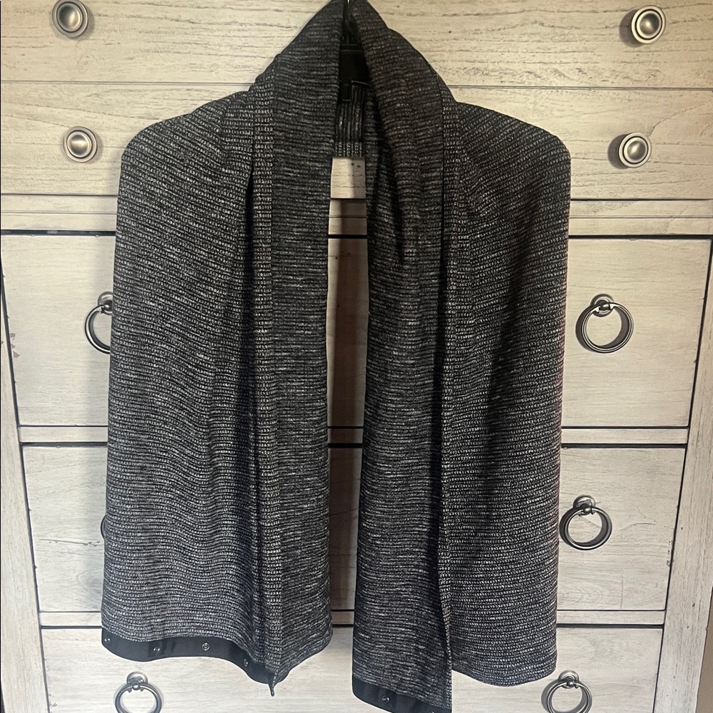 Lulu lemon Women's Black and Gray versatile scarf with buttons, great for fall